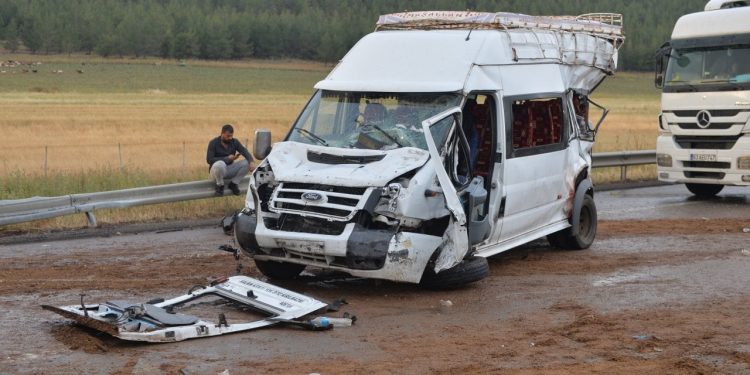TAG Otoyolu'nda zincirleme kaza: İki ölü 20 yaralı