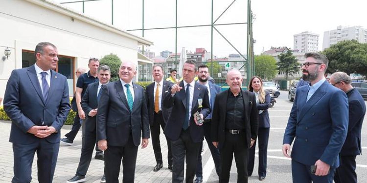 TFF Başkanı Mehmet Büyükekşi, Fenerbahçe Futbol Akademisi'ni ziyaret etti