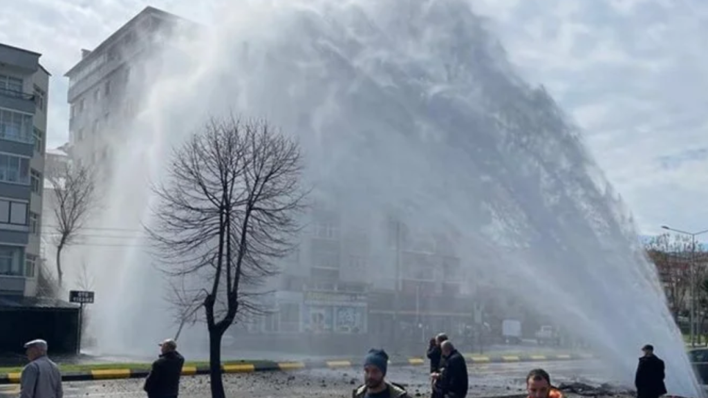 Trabzon'da ana su hattı patladı