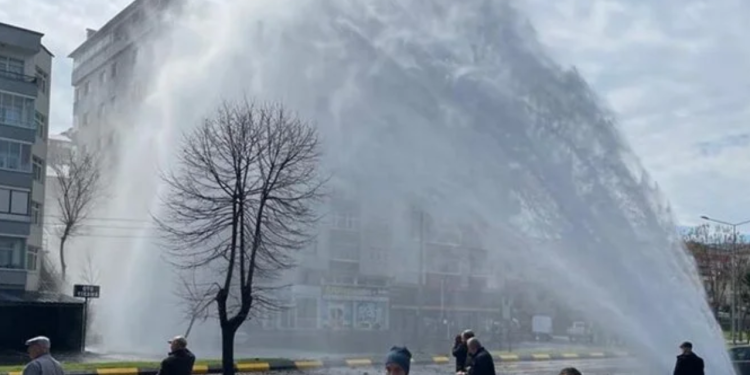 Trabzon'da ana su hattı patladı