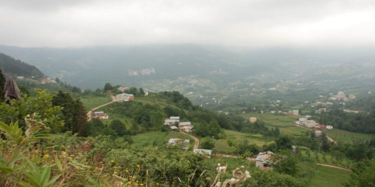 Trabzon'da heyelan: Kara yolu kapandı, 7 mahalle elektriksiz kaldı