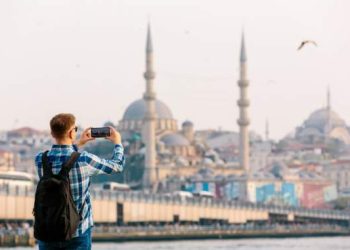 Kültür ve Turizm Bakanlığı'nın paylaştığı verilere göre, Türkiye'ye gelen yabancı ziyaretçi sayısı, yılın ilk 4 ayında geçen yılın aynı dönemine oranla yüzde 27,5 artarak 9 milyon 533 bini aştı.