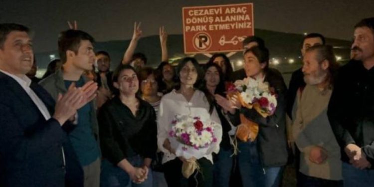 Tutuklu yargılanan 9 gazeteci ilk duruşmada tahliye edildi