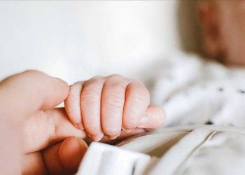 Üç kişinin DNA'sını taşıyan ilk bebek İngiltere'de dünyaya geldi