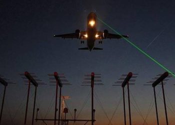 Uçakta yolcuyu akrep soktu