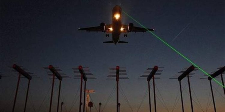 Uçakta yolcuyu akrep soktu