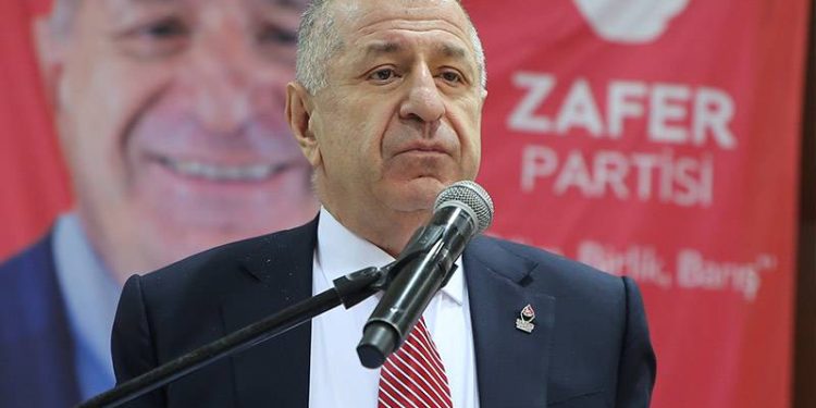 Zafer Partisi Genel Başkanı Ümit Özdağ, Cumhurbaşkanı adayı Kemal Kılıçdaroğlu ile ortak açıklama yapmalarına saatler kala, Twitter'dan dikkat çeken bir paylaşım yaptı. Özdağ CHP Gençlik Kolları'nın paylaşımını alıntılayarak, "Size Zafer Partisi’ndeki şablonları da verelim. Ve söz ben İçişleri Bakanı olarak yollayacağım." dedi.