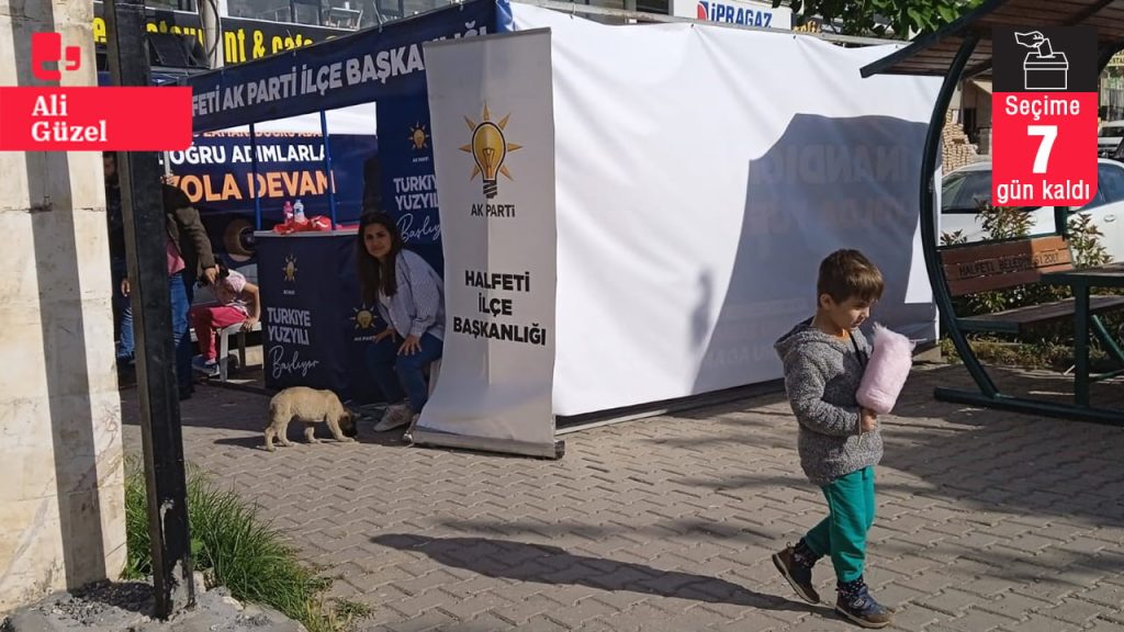 Urfa'da Yeşil Sol Parti'ye 'çalışma var' denilen kaldırıma AKP standı kuruldu