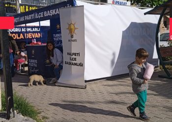 Urfa'da Yeşil Sol Parti'ye 'çalışma var' denilen kaldırıma AKP standı kuruldu