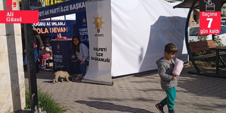 Urfa'da Yeşil Sol Parti'ye 'çalışma var' denilen kaldırıma AKP standı kuruldu