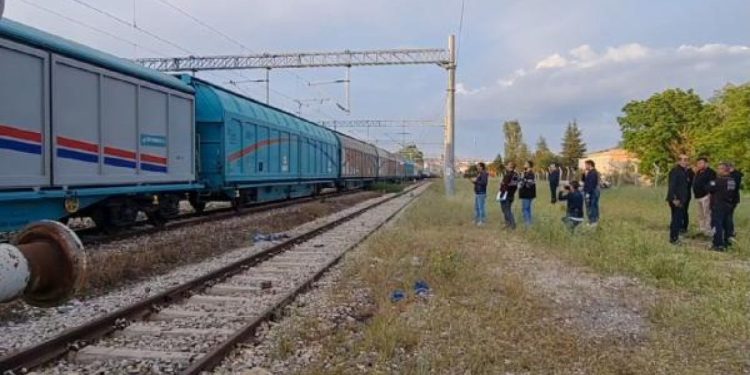 Vagonların üzerine çıkan çocuk akıma kapılarak ağır yaralandı