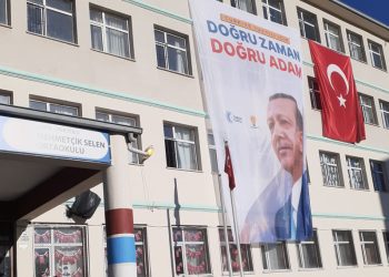 Van’da miting öncesi Erdoğan’ın pankartı ortaokula asıldı