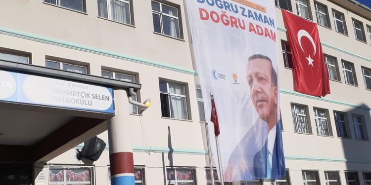 Van’da miting öncesi Erdoğan’ın pankartı ortaokula asıldı