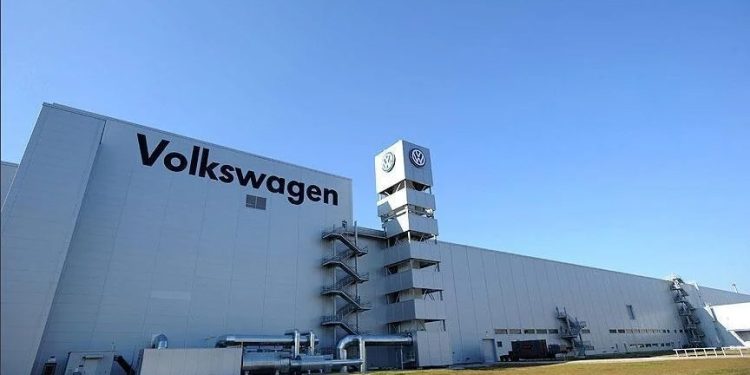 Alman otomotiv üreticisi Volkswagen’in Rusya’daki varlıklarını bir Rus şirketine sattığı bildirildi.