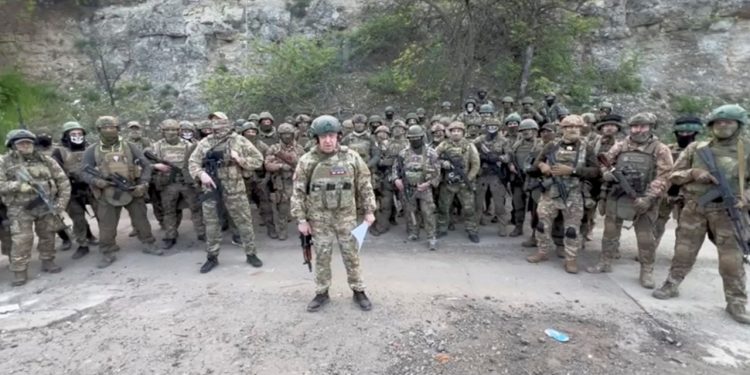 Wagner kurucusundan küfürlü video: '10 Mayıs'ta Bahmut'tan çekiliyoruz'