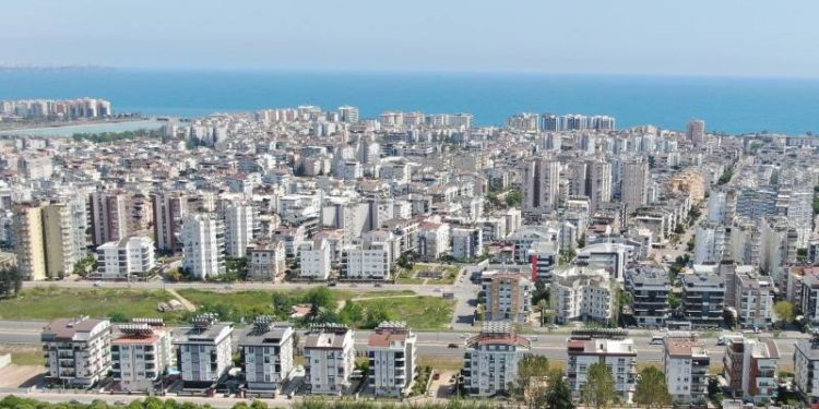 Nisan 2023 sonu itibarıyla Türkiye'de yabancılara en çok konut satış yapılan il Antalya oldu. Türkiye genelinde yabancıya her 2,5 konuttan 1'i, Antalya'da satıldı. Ruslar, geçen yıla göre yüzde 76'lık artışla rekor kırdı.