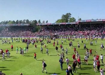 Yanlış anons vakası; Hamburg taraftarının şampiyonluk kutlaması öfkeye dönüştü!