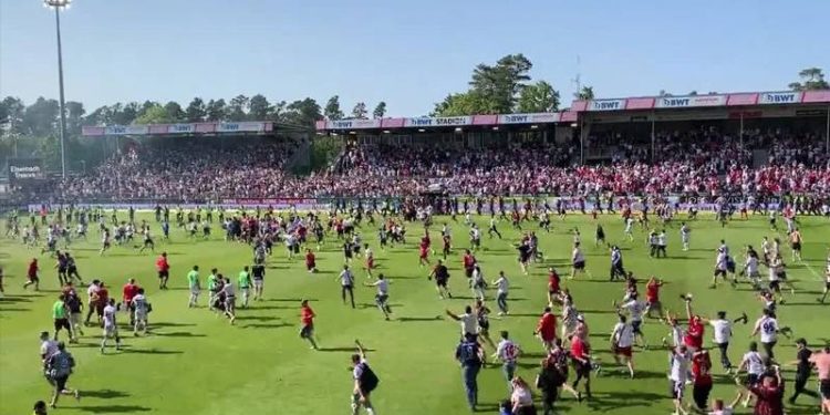 Yanlış anons vakası; Hamburg taraftarının şampiyonluk kutlaması öfkeye dönüştü!