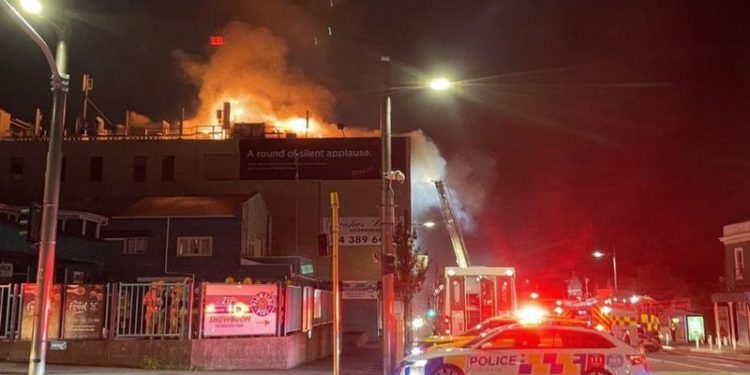 Yeni Zelanda’da bir motelde çıkan yangında en az altı kişi öldü. Yangın sonrası kayıplar olduğu açıklandı.