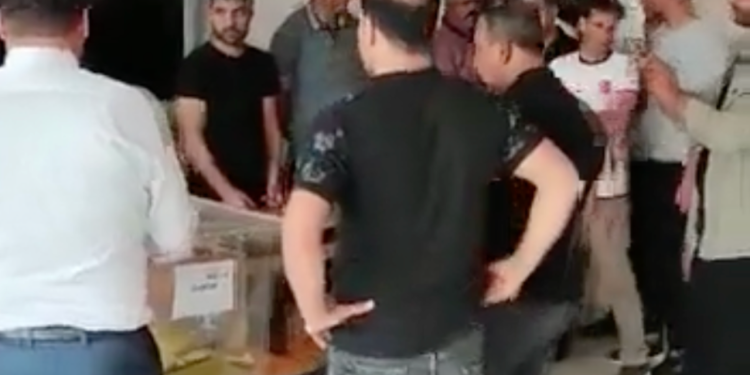 Yer, Hatay: Usulsüzlüklere itiraz eden müşahitler darp edildi, toplu oy kullanımına müdahale yok