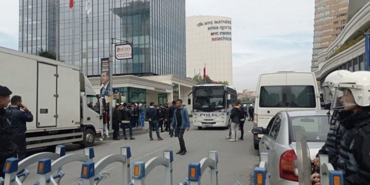 Yeşil Sol Parti adayı ve 15 işçi gözaltına alındı