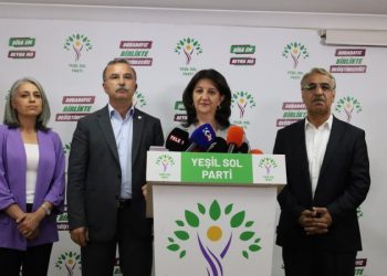 Yeşil Sol Parti ve HDP eş genel başkanları, cumhurbaşkanlığı ikinci tur tutumunu açıkladı. "Erdoğan bizler açısından asla bir seçenek değildir. Tek seçenek onu ve temsil ettiği iktidarı değiştirmektir. Sandığa eksiksiz gideceğiz ve hep birlikte tek adam rejimini değiştireceğiz" denilen açıklamada, "14 Mayıs’ta yarım bıraktığımız işi 28 Mayıs’ta tamamlayacağız" mesajı paylaşıldı.