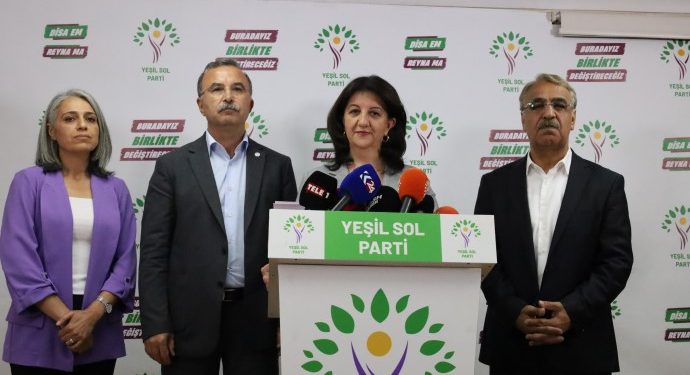 Yeşil Sol Parti ve HDP eş genel başkanları, cumhurbaşkanlığı ikinci tur tutumunu açıkladı. "Erdoğan bizler açısından asla bir seçenek değildir. Tek seçenek onu ve temsil ettiği iktidarı değiştirmektir. Sandığa eksiksiz gideceğiz ve hep birlikte tek adam rejimini değiştireceğiz" denilen açıklamada, "14 Mayıs’ta yarım bıraktığımız işi 28 Mayıs’ta tamamlayacağız" mesajı paylaşıldı.