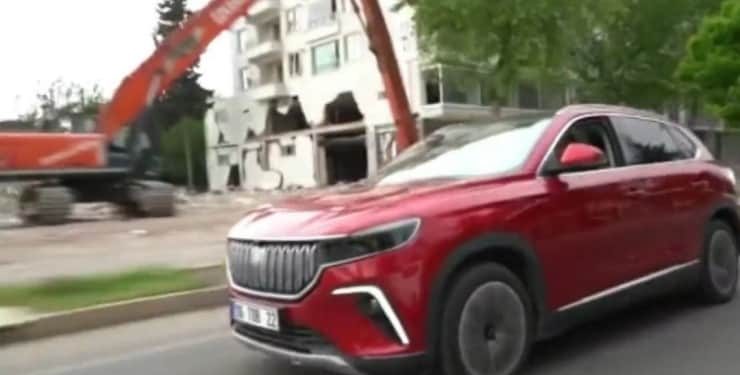 Yıkılmış kentte Togg’la Erdoğan’a oy istedi