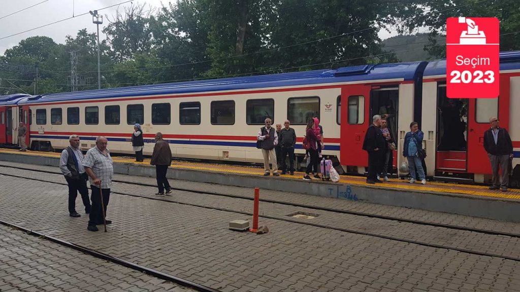 Yüksek gerilim hattı zarar gördü, Adana'da trenle oy kullanmaya gidenler yolda kaldı