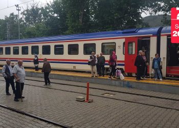 Yüksek gerilim hattı zarar gördü, Adana'da trenle oy kullanmaya gidenler yolda kaldı