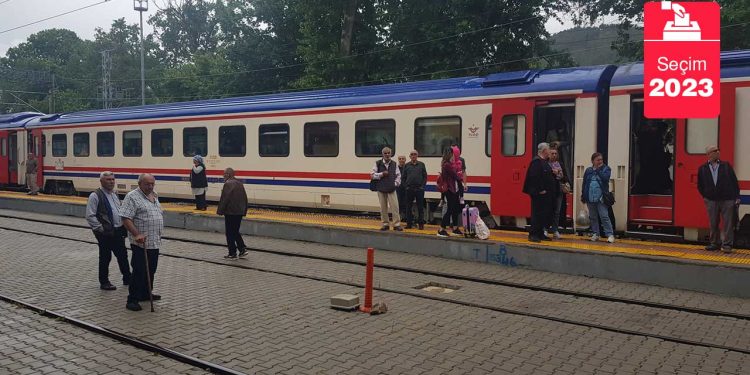 Yüksek gerilim hattı zarar gördü, Adana'da trenle oy kullanmaya gidenler yolda kaldı