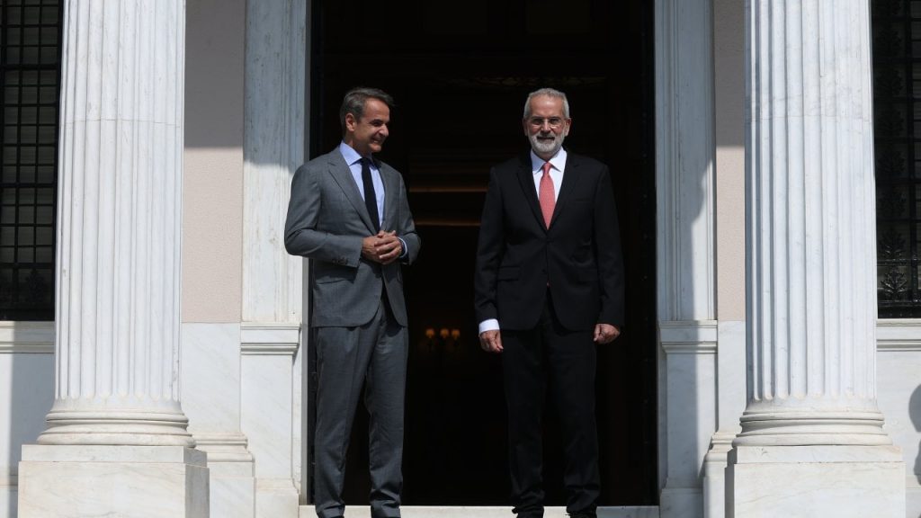 Yunanistan geçici hükümetinin başbakanı Sarmas, yemin ederek göreve başladı