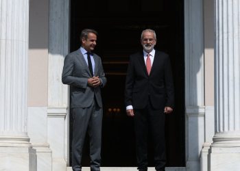 Yunanistan geçici hükümetinin başbakanı Sarmas, yemin ederek göreve başladı