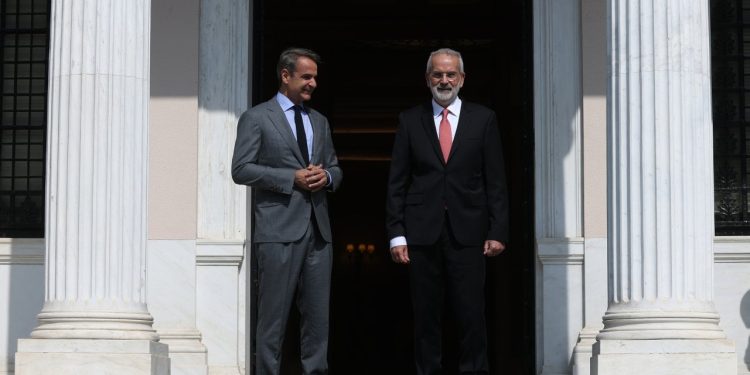 Yunanistan geçici hükümetinin başbakanı Sarmas, yemin ederek göreve başladı