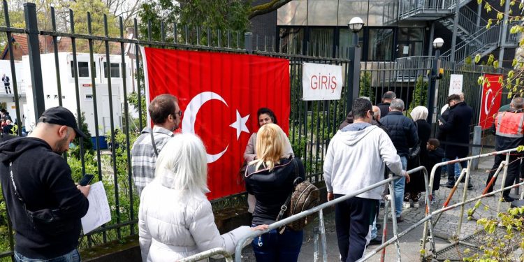 Yurt dışında 1,6 milyon seçmen oy kullandı