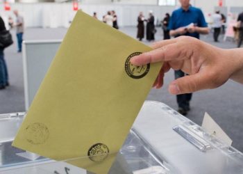 Cumhurbaşkanlığı seçiminin ikinci turu için yurt dışı temsilciliklerde ve gümrük kapılarında oy verme işlemi Cumartesi günü başladı. Yurt dışı temsilciliklerde 24 Mayıs'a, gümrüklerde ise 28 Mayıs'ta saat 17.00'ye kadar oy kullanılabilecek.