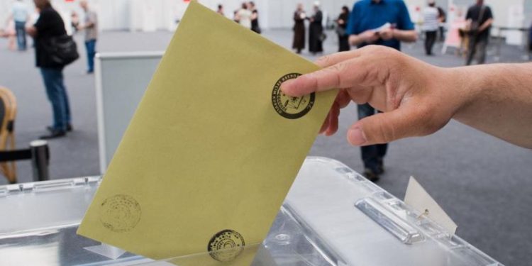 Cumhurbaşkanlığı seçiminin ikinci turu için yurt dışı temsilciliklerde ve gümrük kapılarında oy verme işlemi Cumartesi günü başladı. Yurt dışı temsilciliklerde 24 Mayıs'a, gümrüklerde ise 28 Mayıs'ta saat 17.00'ye kadar oy kullanılabilecek.