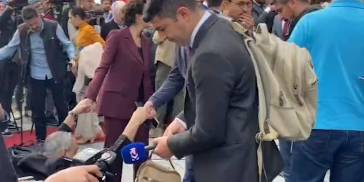 Zafer Partili görevlilerden K24 ekibine engelleme: Mikrofonu kürsüden kaldırttılar