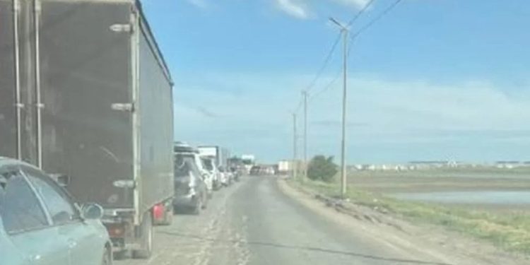 Zaporijya'da 'nükleer' panik: Kilometrelerce araç kuyruğu oluştu