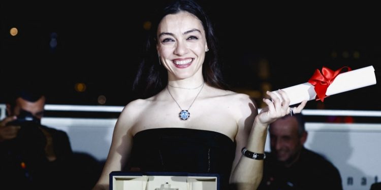 Merve Dizdar Cannes Film Festivali’nde “en iyi kadın oyuncu” ödülünü aldı