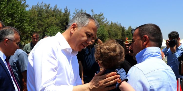 İçişleri Bakanı deprem bölgesinde: “Temmuz sonu itibariyle geçici konut ve kira yardımı süreci tamamlanacak’’