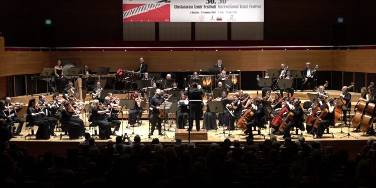 36 yıldır dünyanın müziği İzmir’e taşınıyor