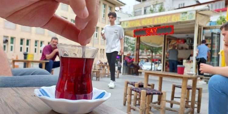 Vatandaş çay zammına tepkili