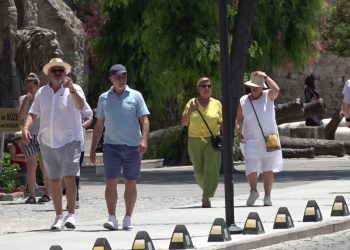 Çeşme’de bayram doluluğu: Tatilciler pahalılıktan otelciler maliyetlerden şikayetçi