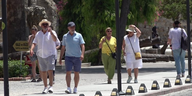 Çeşme’de bayram doluluğu: Tatilciler pahalılıktan otelciler maliyetlerden şikayetçi