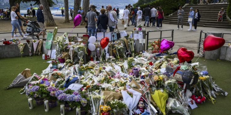 Fransa’da çocuklara bıçakla saldıran zanlı cinayete teşebbüsle suçlandı