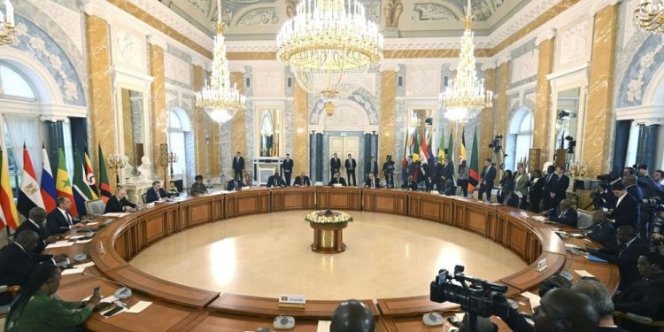 Afrikalı arabulucu heyetle görüşen Putin: Barış isteyenlerle yapıcı diyaloga hazırız