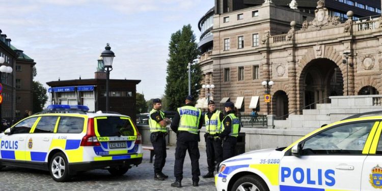 İsveç polisi, Stockholm’deki büyük cami önünde Kuran yakılmasına izin verdi