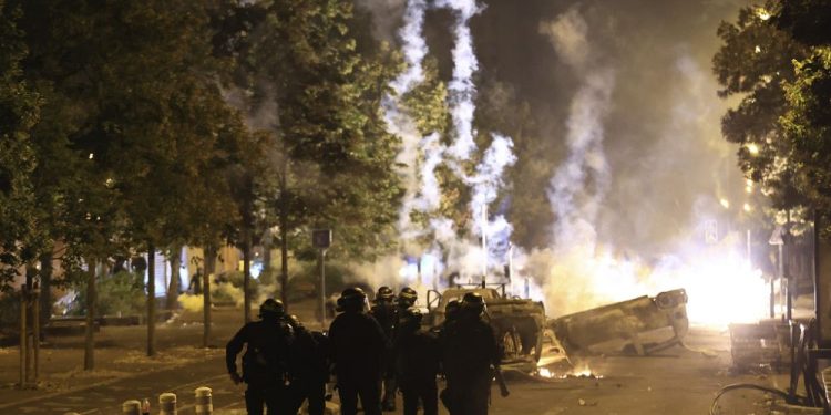 Fransa’da ülke genelinde gösteriler sürüyor, hükümet artık OHAL seçeneğini dışlamıyor