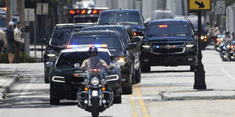 Donald Trump, devlete ait gizli belgeleri konutunda bulundurmak suçlamasıyla hakim karşısına çıktı